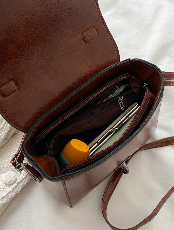 Cartera cuadrada con broche