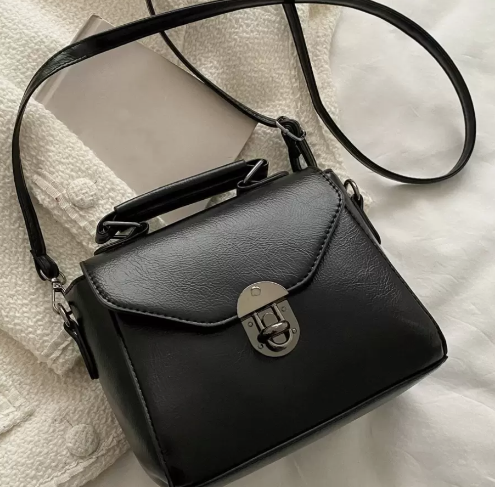 Cartera cuadrada con broche