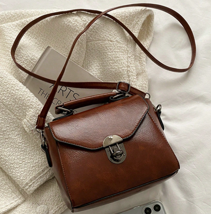 Cartera cuadrada con broche